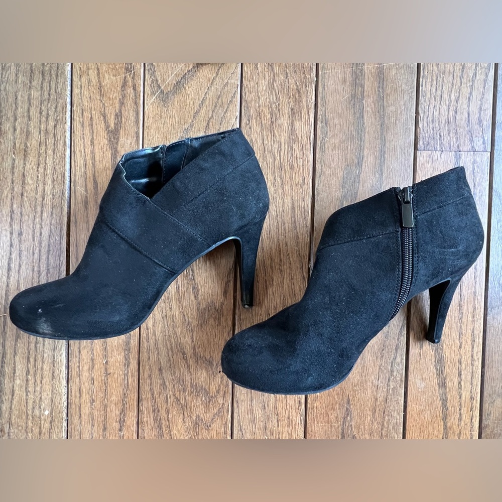 Women’s size 8.5 ankle booties with heel. Suede black material.